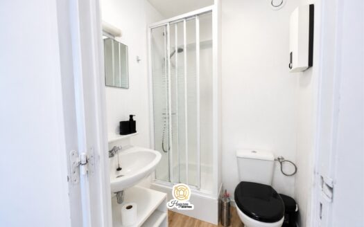 Studio te koop in De Panne | Instapklare studio met schuin zeezicht op toplocatie
